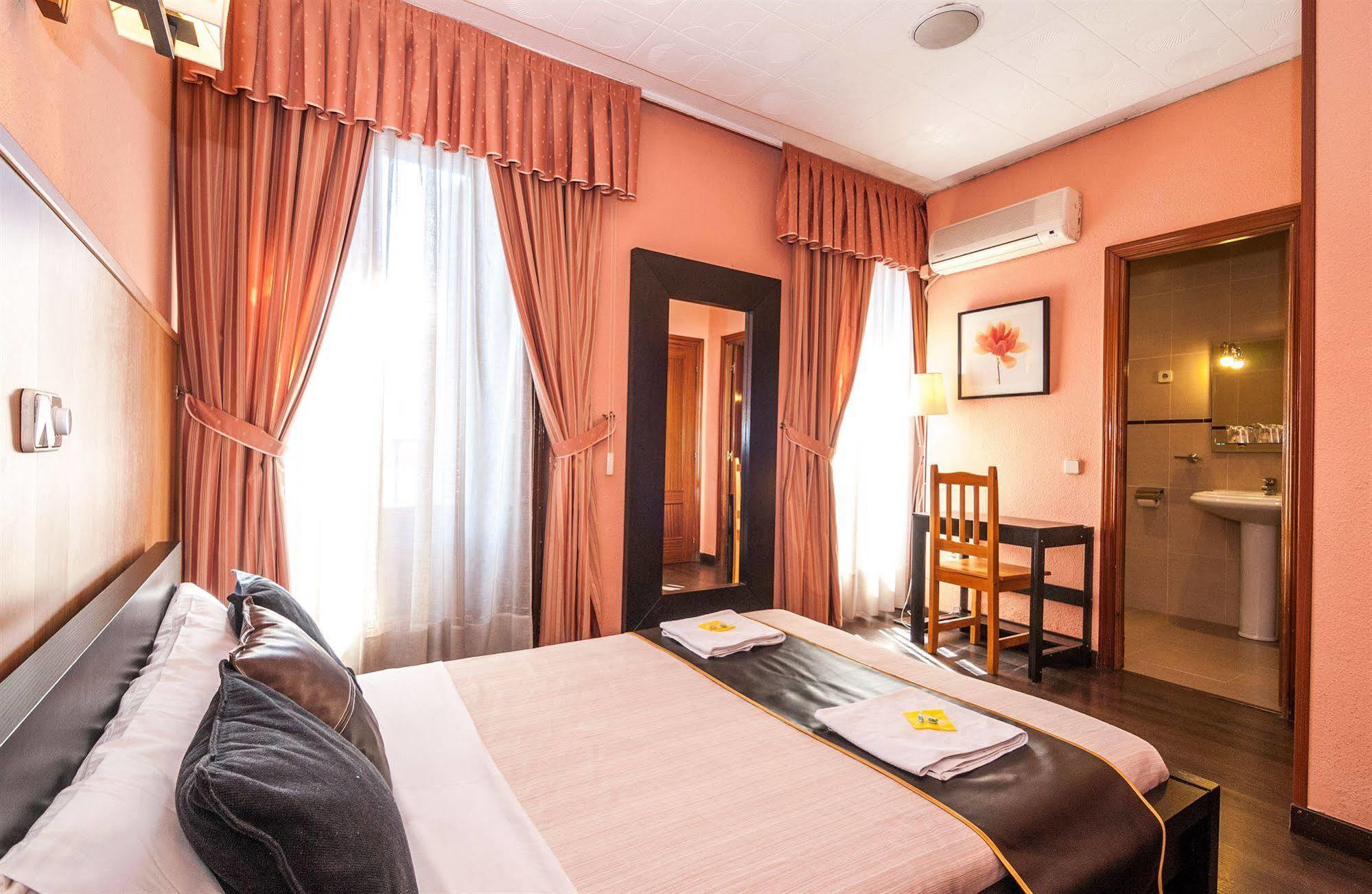 Hostal Gallardo Madrid Buitenkant foto